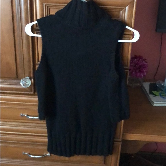 Express turtle neck with shoulder cuts - Picture 3 of 3